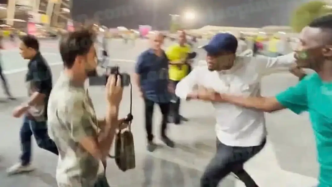 Qatar : le youtubeur Algérien violenté par Samuel Eto’o interdit de stade Jeune homme filmant une altercation violente au stade.