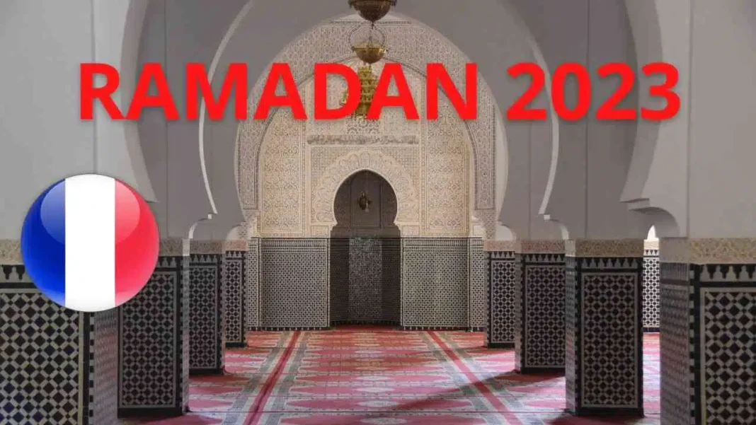 Espace de prière musulman avec décor traditionnel pour Ramadan 2023.