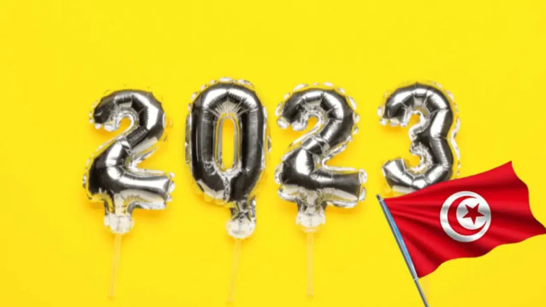 Ballons en forme de chiffres 2023 avec drapeau tunisien sur fond jaune.