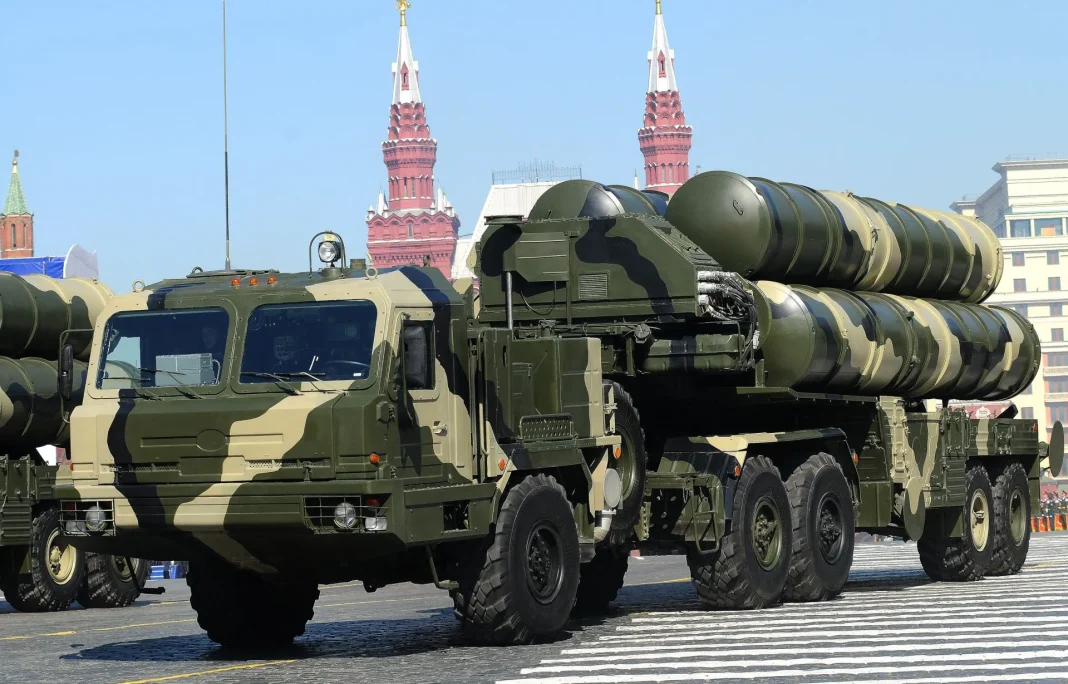 Armement : l’armée algérienne projette d’acquérir le lanceur de missiles SY-400 Véhicule militaire avec lanceurs de missiles en parade à Alger.