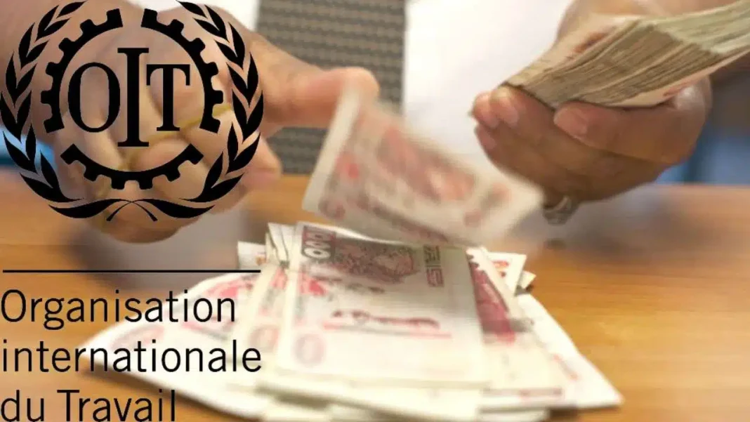 Main tenant des billets de banque et logo de l'OIT en arrière-plan.