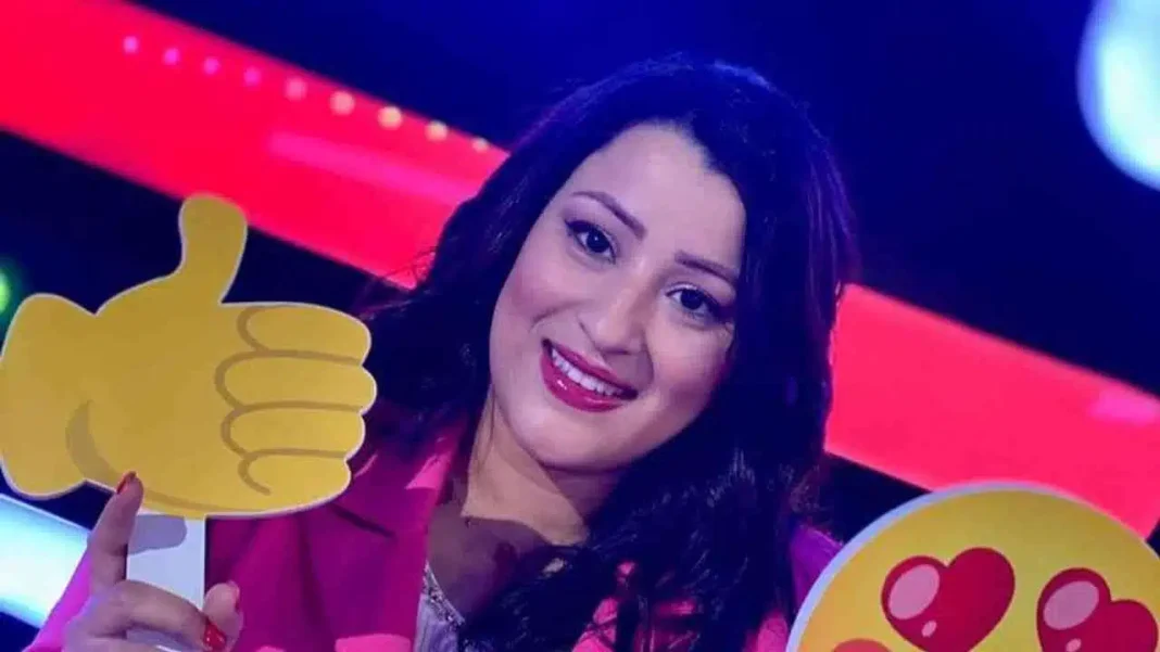 Samia Tabouche enflamme la toile avec cette histoire (vidéo) Samia Tabouche souriante avec un pouce levé lors d'une émission.