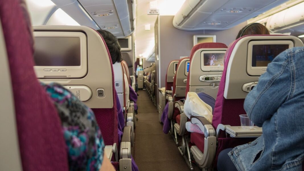 Voyages en avion : voici les passagers les plus gênants avec leurs demandes Passagers en avion avec demandes particulières.