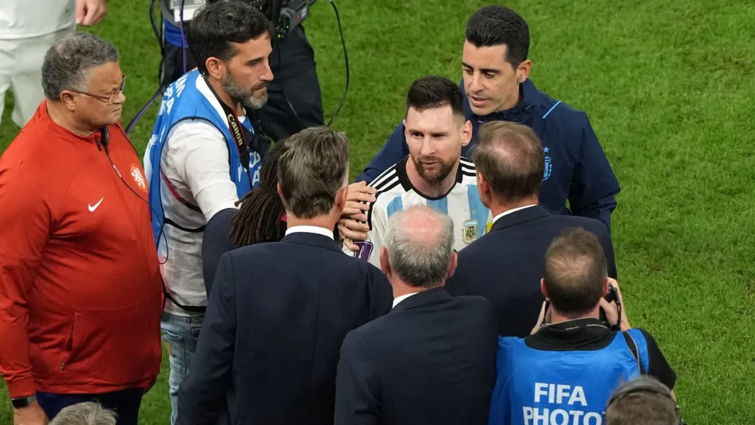 Lionel Messi en colère lors du match Lionel Messi furieux, disputant une altercation avec des officiels.