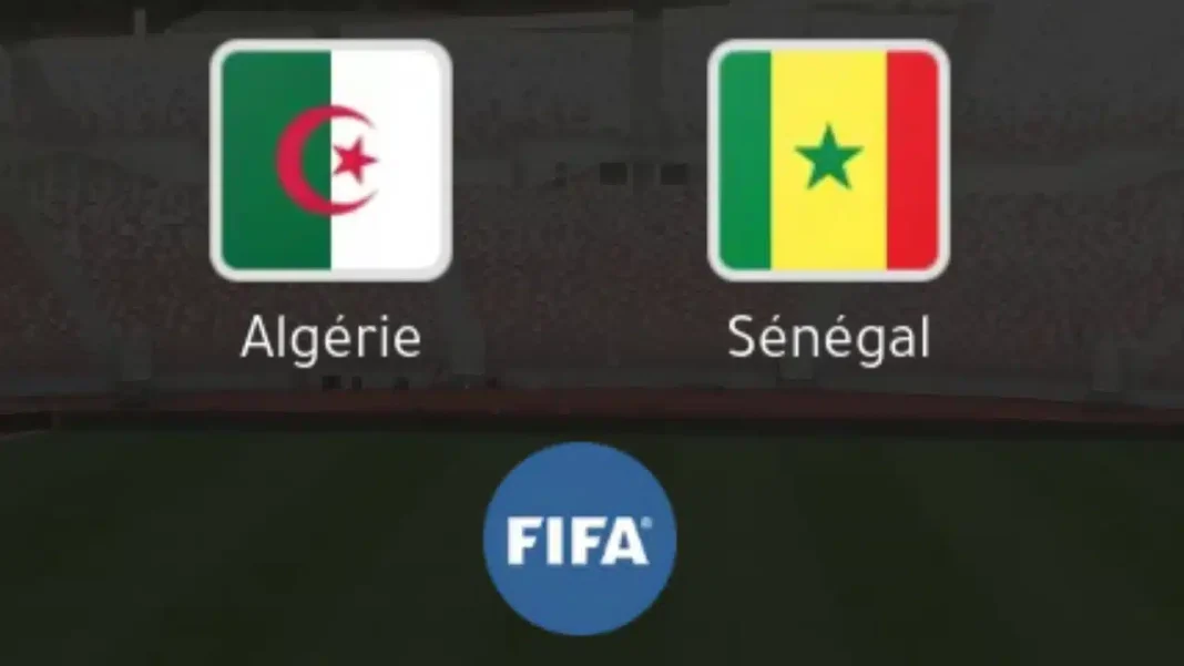 Drapeaux de l'Algérie et du Sénégal pour le match de football.