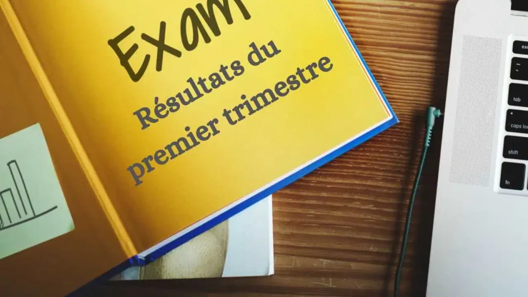 Livre d'examens avec résultats du premier trimestre en français.