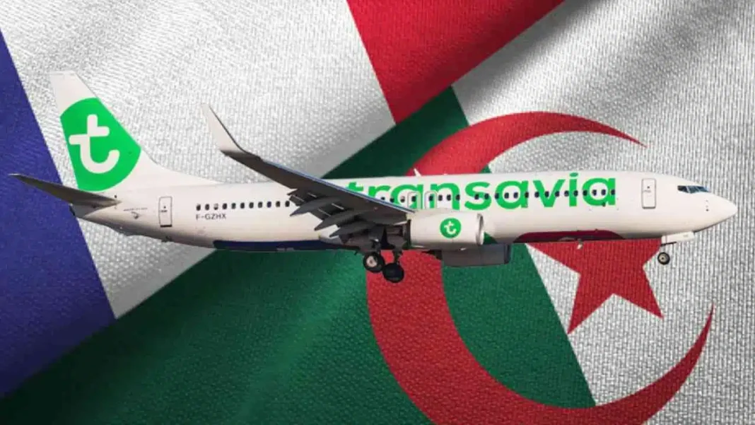 Vols France-Algérie : des billets à moins de 100 euros pour l’été 2023 Avion Transavia sur fond de drapeau Algérie.