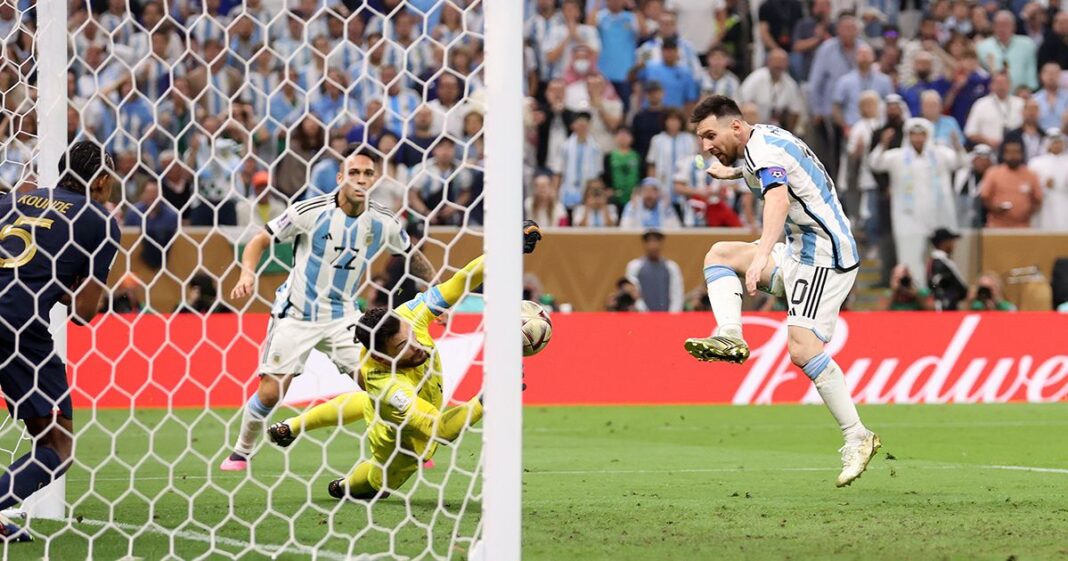 Joueur argentin célébrant un but lors de la finale mondiale de football.