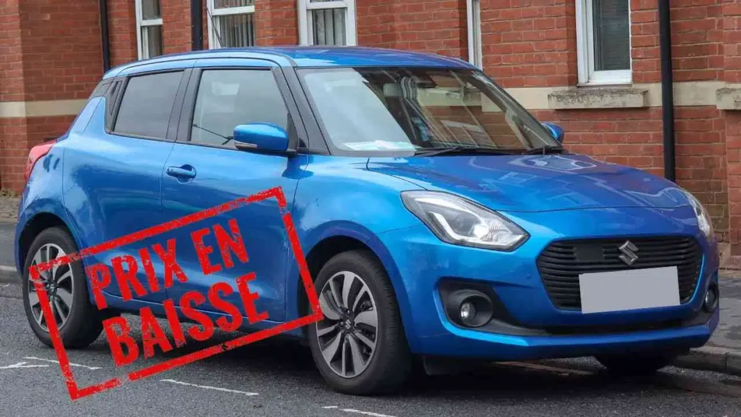 Voitures Suzuki en Algérie : baisse des prix de différents modèles Suzuki Swift bleue en promotion avec prix réduit en Algérie.