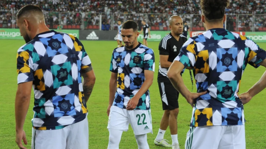 Le roi du Maroc veut « nationaliser » le maillot en zellige des fennecs Joueurs de football avec maillots zellige colorés lors d'un match.