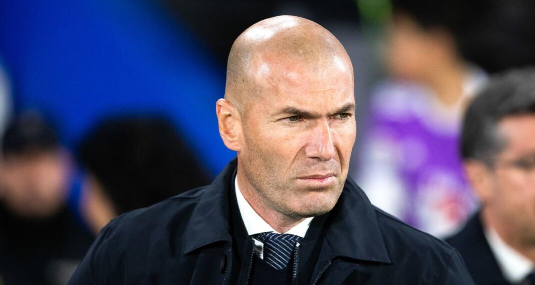 Zidane, entraîneur de football, sur le terrain lors d'un match.