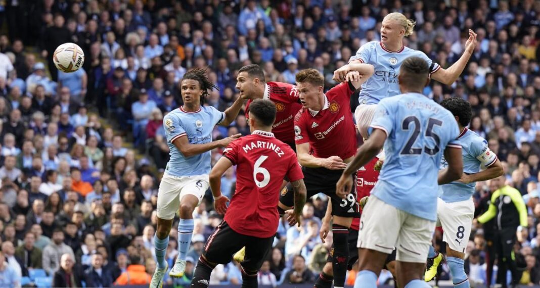 Joueurs de Manchester City et Manchester United en action lors du match.