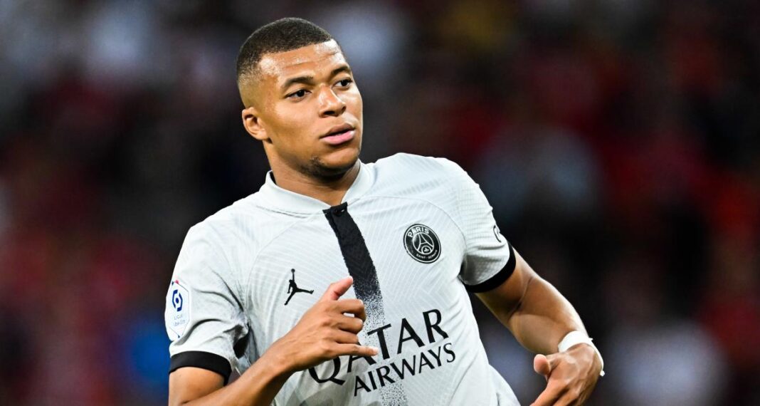Mbappé papa, l’annonce étrange Kylian Mbappé en action sur le terrain de football.