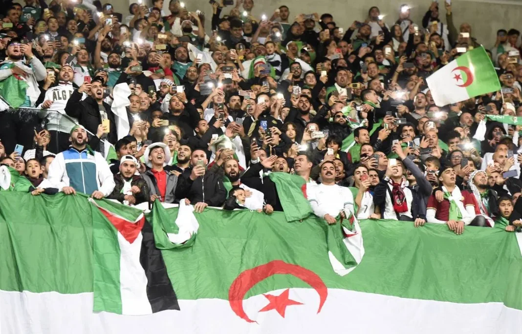 CAN 2023 : l’importante annonce pour les supporters Supporters algériens avec drapeaux et lumières dans un stade.