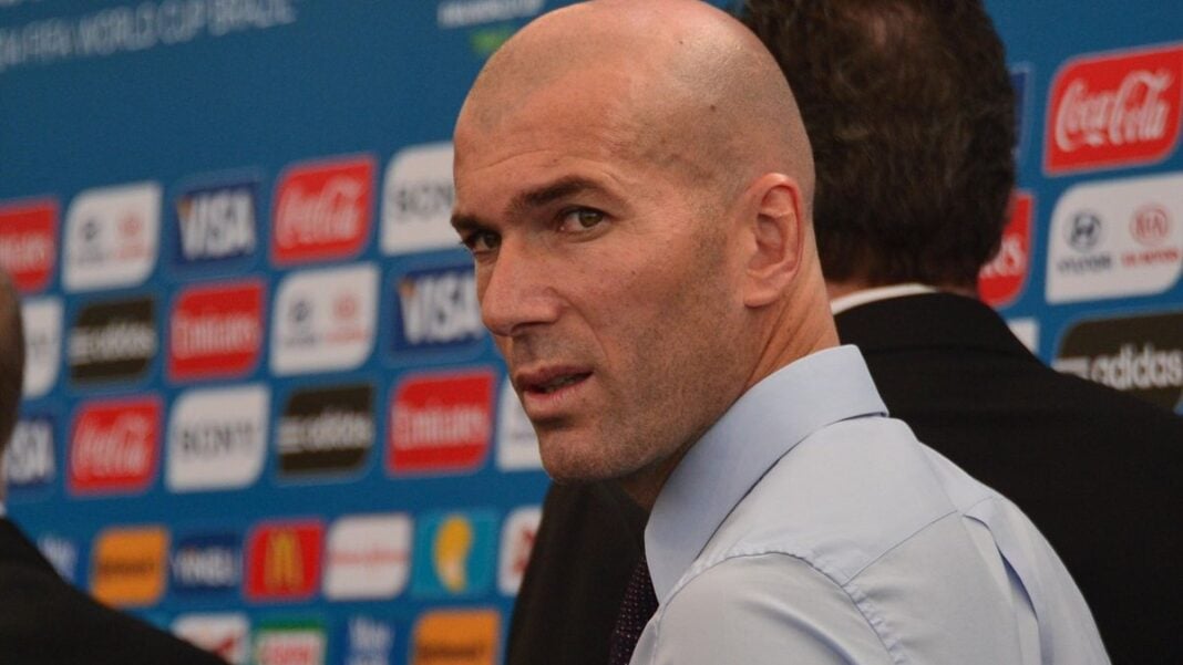 Zidane, la grosse proposition Zidane en conférence de presse, visage sérieux, fond de logos de sponsors.