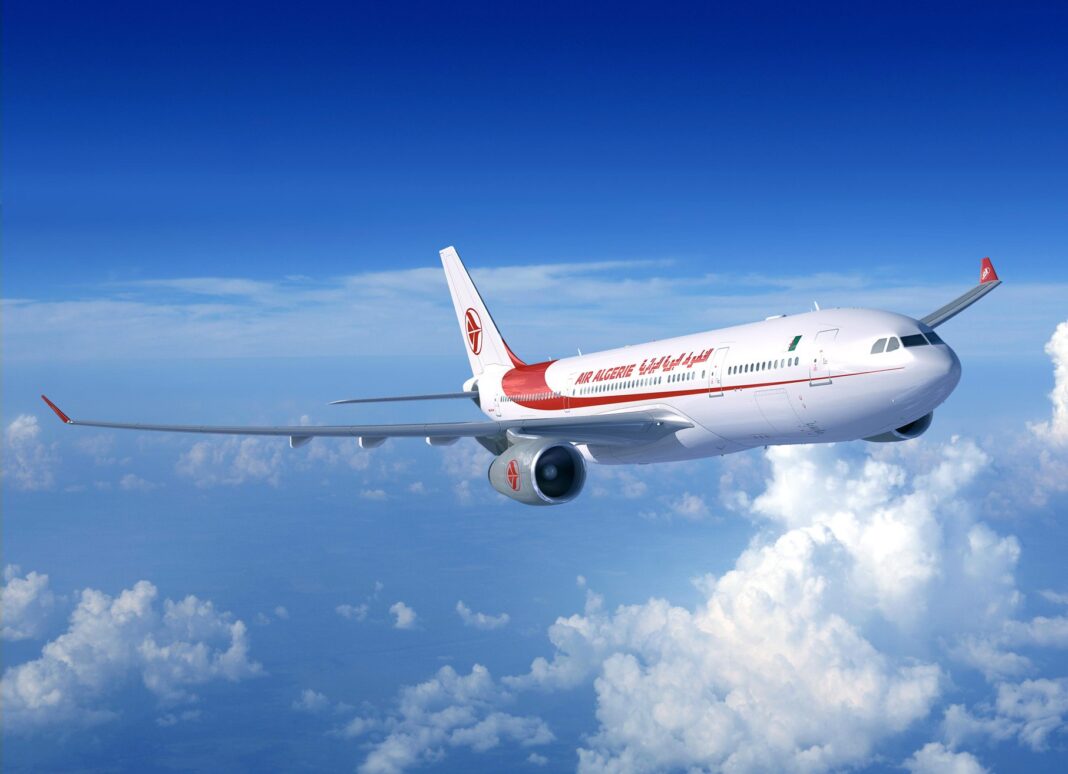 Air Algérie: voici la date de la reprise des vols de la Omra Avion d'Air Algérie en vol dans le ciel bleu.