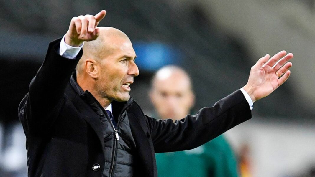 La réponse XXL de la légende Zidane à Le Graët Zidane donne des instructions lors d'un match de football.