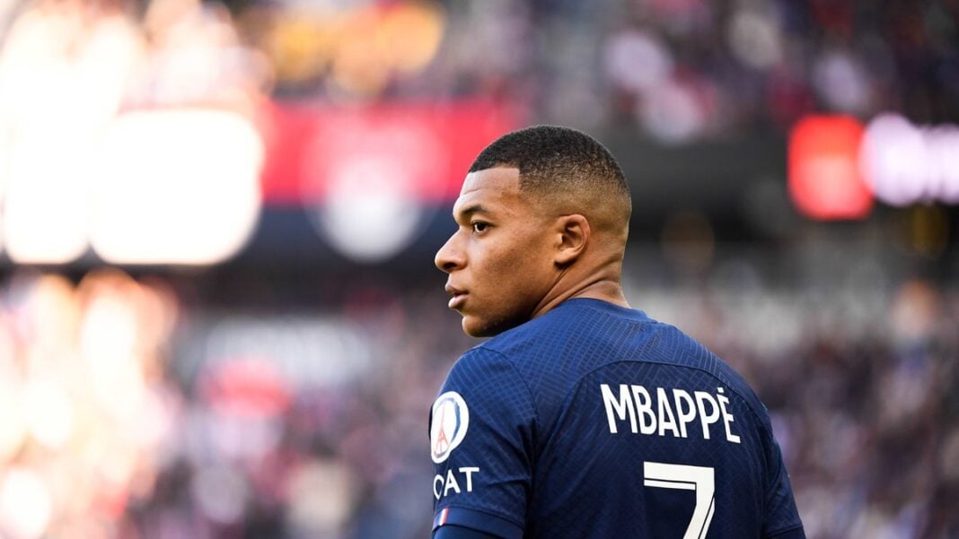 Kylian Mbappé portant le maillot de l'équipe de France.