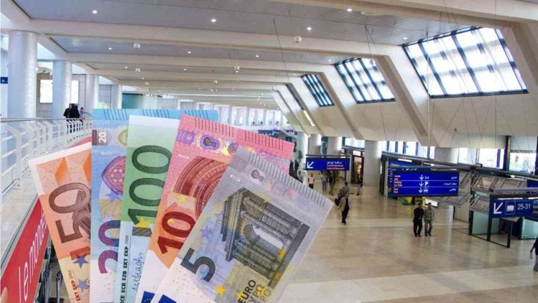 Saisie de devises à l'aéroport d'Alger Billets de banque en euros et dinars algériens à l'aéroport d'Alger.