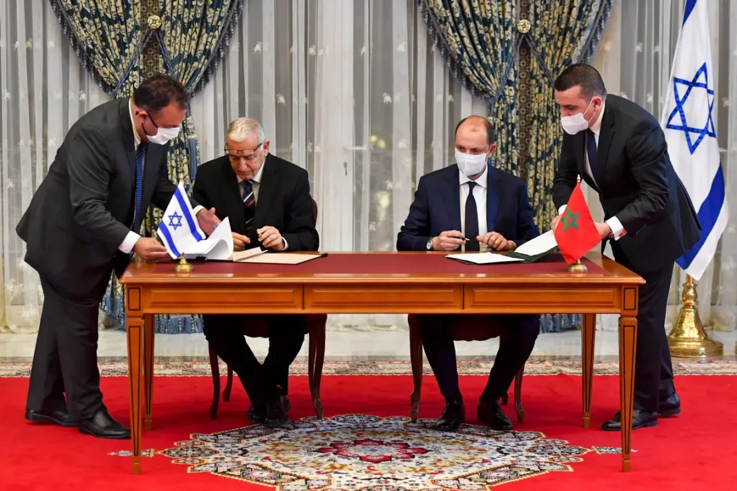 Le Maroc oblige Israël à reconnaître sa souveraineté sur le Sahara occidental Signature d'accords entre Israël et le Maroc avec drapeaux nationaux.