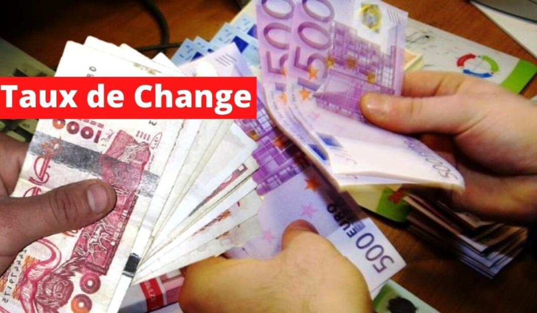 Échange de billets de dinar algérien contre des euros.
