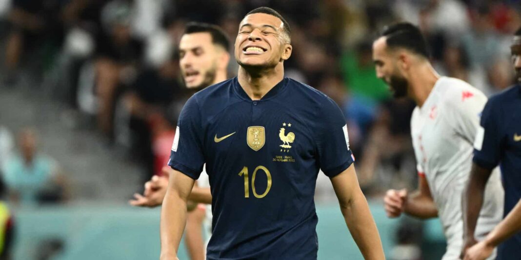 Mercato-PSG : découvrez l’invitation surprise que reçoit Mbappé Kylian Mbappé souriant en équipe de France de football.