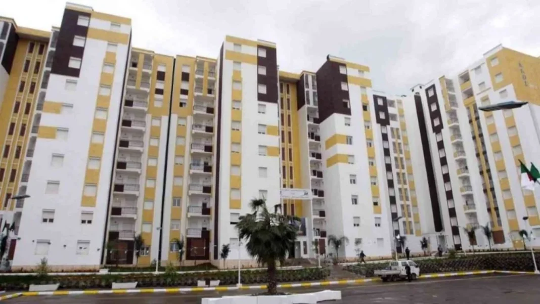 AADL : le nombre de logements qui seront distribués en 2023 Immeuble résidentiel neuf avec plusieurs étages et balcons.