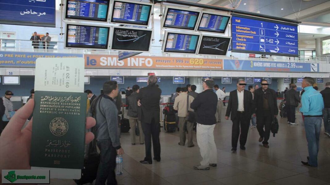 Aéroport d’Alger : Pour une affaire de drone, un immigré algérien risque cette peine… Voyageurs à l'aéroport d'Alger avec écrans d'information et panneaux de départs.