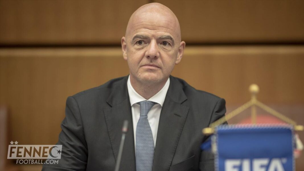 CHAN : Gianni Infantino drible le Maroc pour l’Algérie Gianni Infantino lors d'une audience judiciaire en costume.