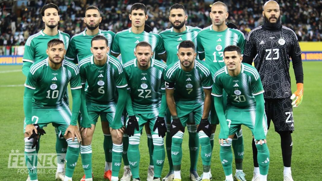 Un joueur algérien provoque une onde de choc en France Groupe de joueurs algériens en tenue de match sur le terrain.