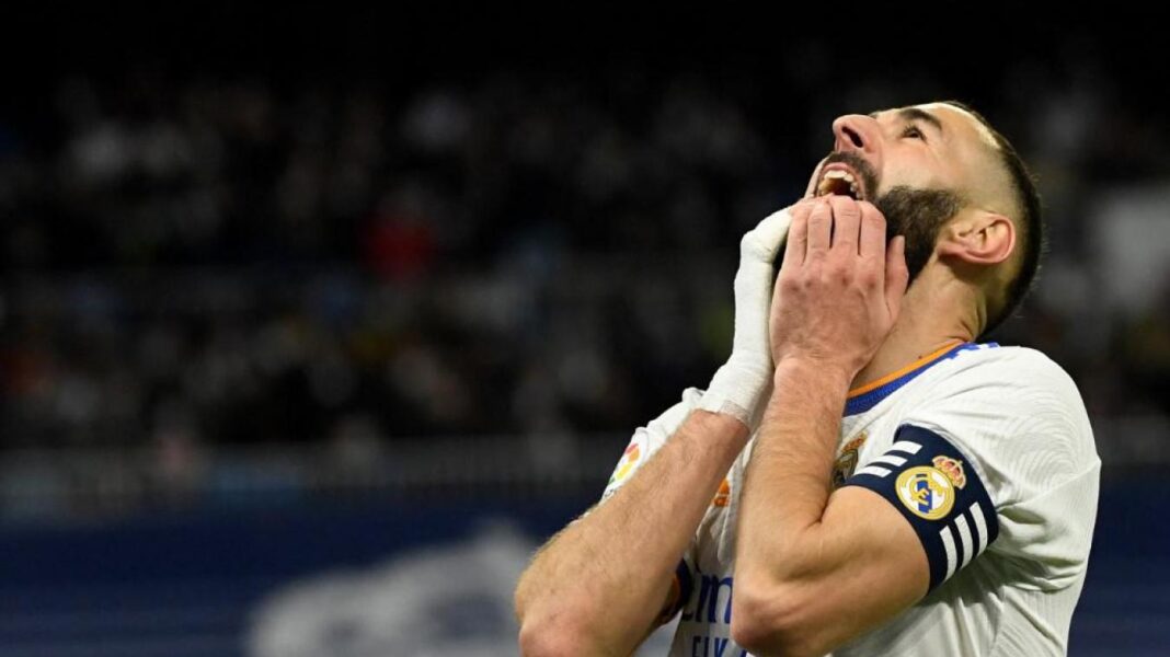 Benzema, l’énorme coup de tonnerre en vue Karim Benzema en célébration lors d'un match de football.