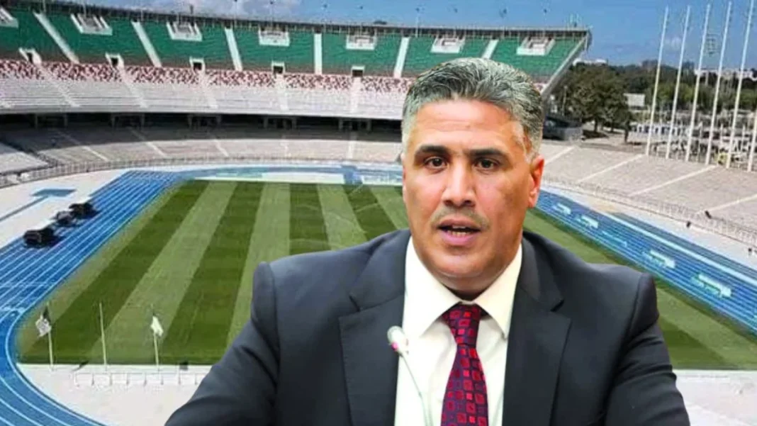 Algérie : Belaribi donne le feu vert pour la couverture des tribunes du stade 5 juillet Belaribi lors d'une conférence au stade 5 juillet en Algérie.