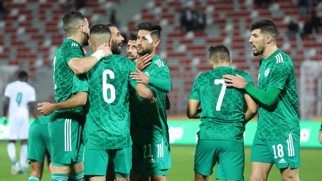 CHAN 2023 Algérie-Côte d’Ivoire : Bougherra impressionné par l’engouement du public Joueurs de l'équipe d'Algérie en célébration après un match.