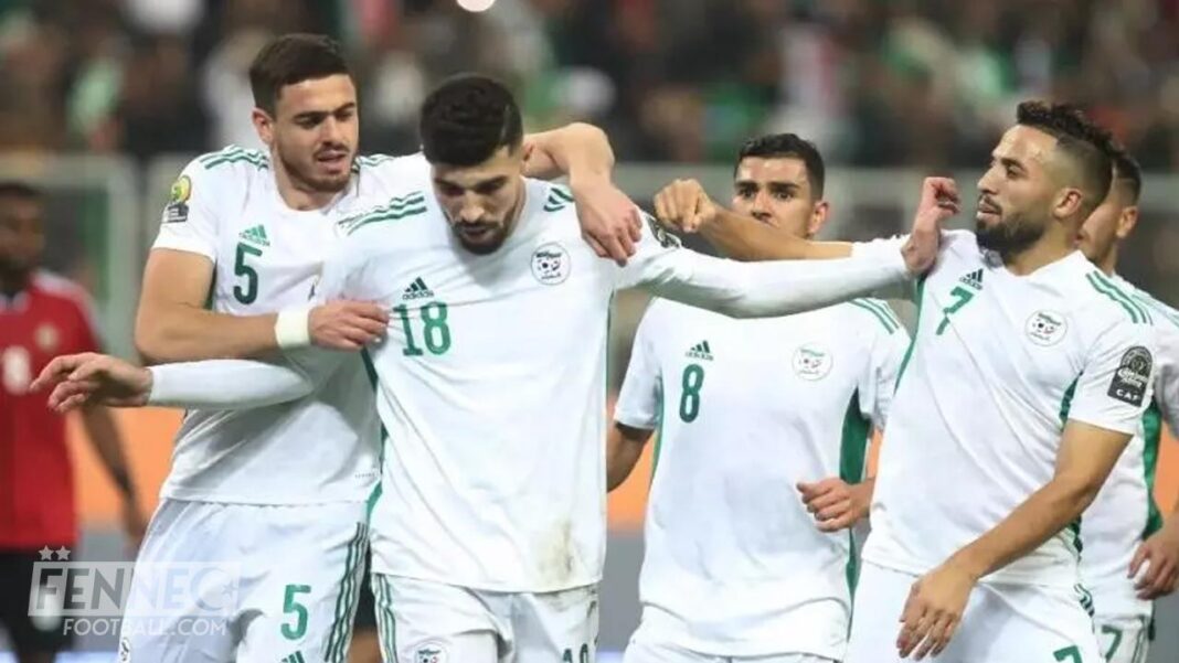 Équipe nationale d'Algérie en action Joueurs algériens célébrant un but lors du match.