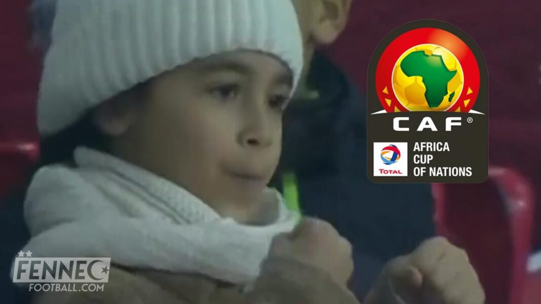 CHAN 2023 : une fillette devenue star de la toile avec une vidéo de la CAF Jeune fille regardant un match de football avec passion lors d'un événement CAF.