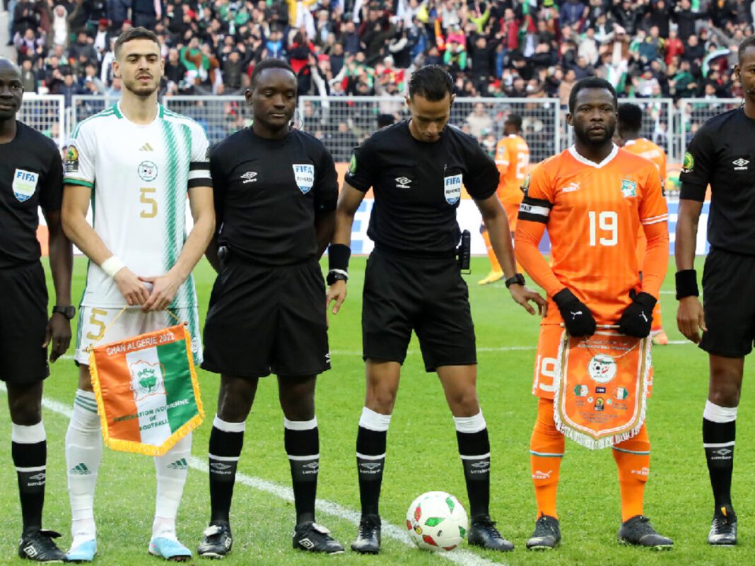 Arbitres de football en tenue officielle avant le match Algérie-Niger.