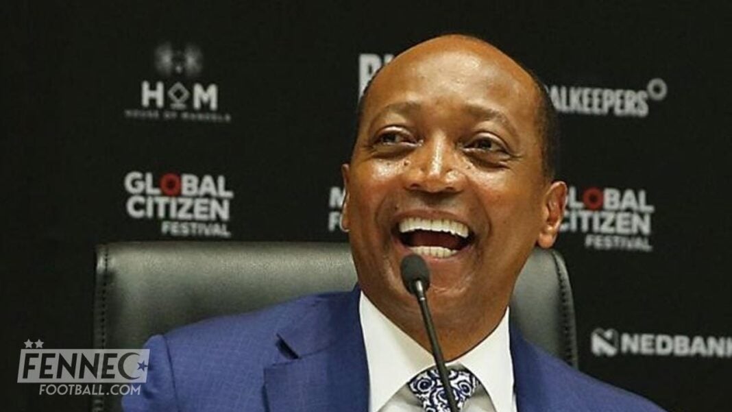 Découvrez le très beau geste de l’Algérie à Patrice Motsepe qui met le Maroc dans une posture inconfortable. Patrice Motsepe souriant lors d'une conférence sur le football et la citoyenneté.