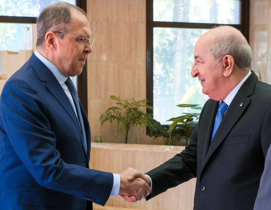 Des révélations incroyables sur les entretiens secrets entre Moscou et Alger Deux hommes en costume se serrent la main lors d'une réunion officielle.