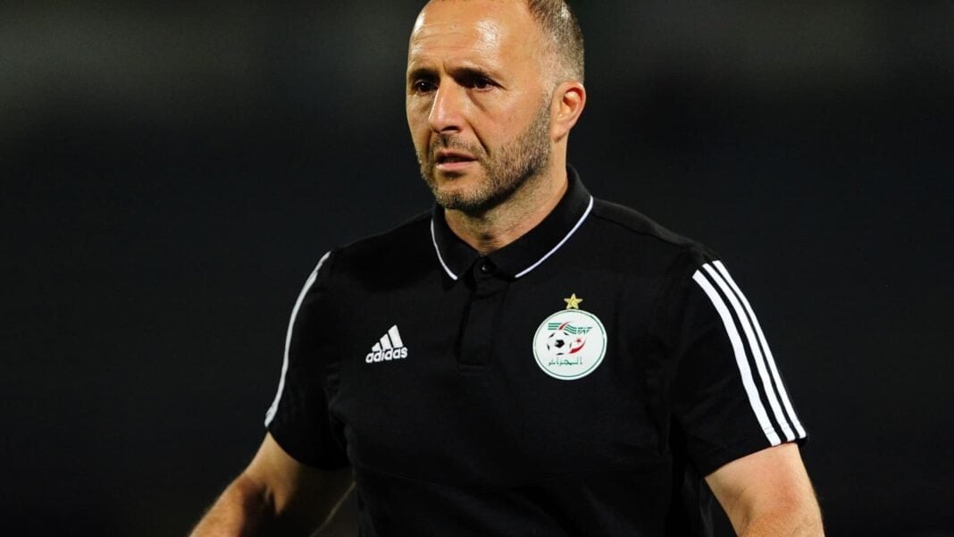 Djamel Belmadi, sélectionneur algérien Djamel Belmadi en tenue d'entraînement lors d'un match.
