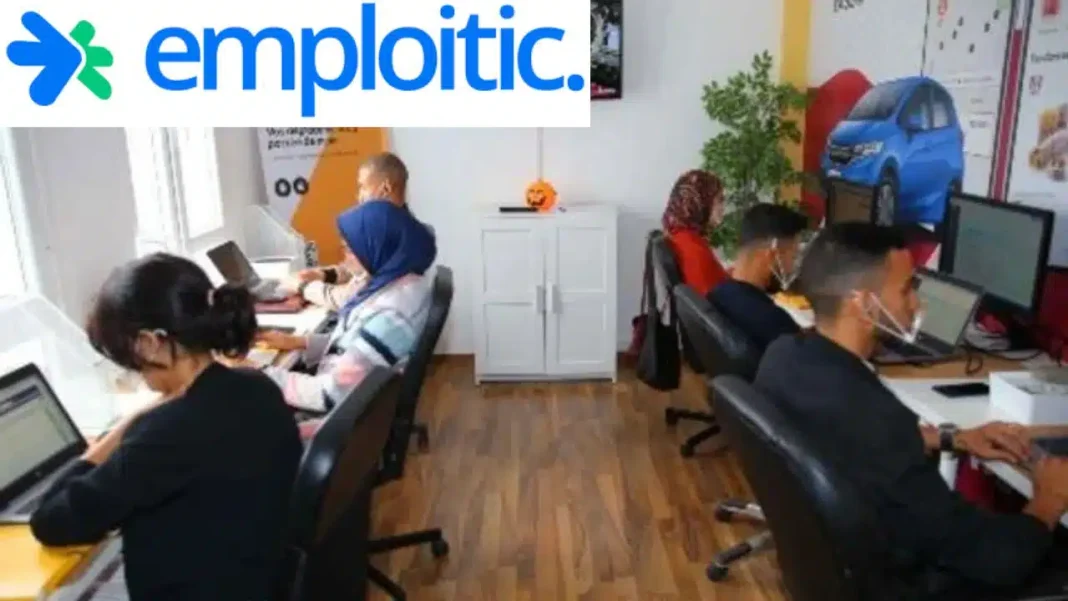 Emploi Algérie : Emploitic.com fait un bond spectaculaire. Voici le nombre d’emplois offerts en 2022. Jeunes en recherche d'emploi utilisant des ordinateurs dans un centre Emploitic.