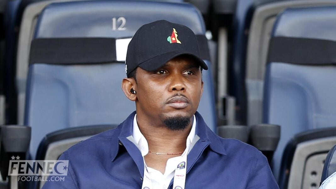 Samuel Eto’o assis dans un stade lors de la CAN 2023 à Oran.