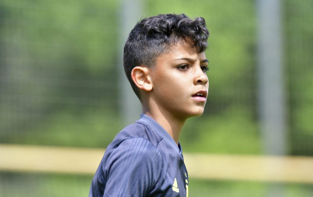 Exclusif ! Voici le sort du fils de Cristiano Ronaldo Jeune garçon de football concentré sur le terrain en plein match.