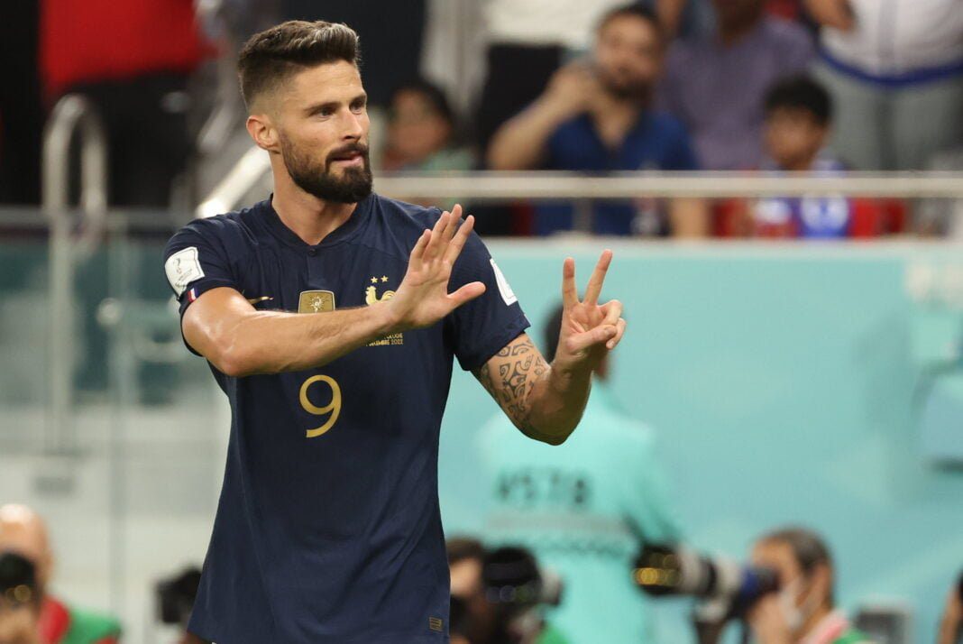 Equipe de France : Giroud la grande confession Olivier Giroud en action, portant le maillot de l'équipe de France.