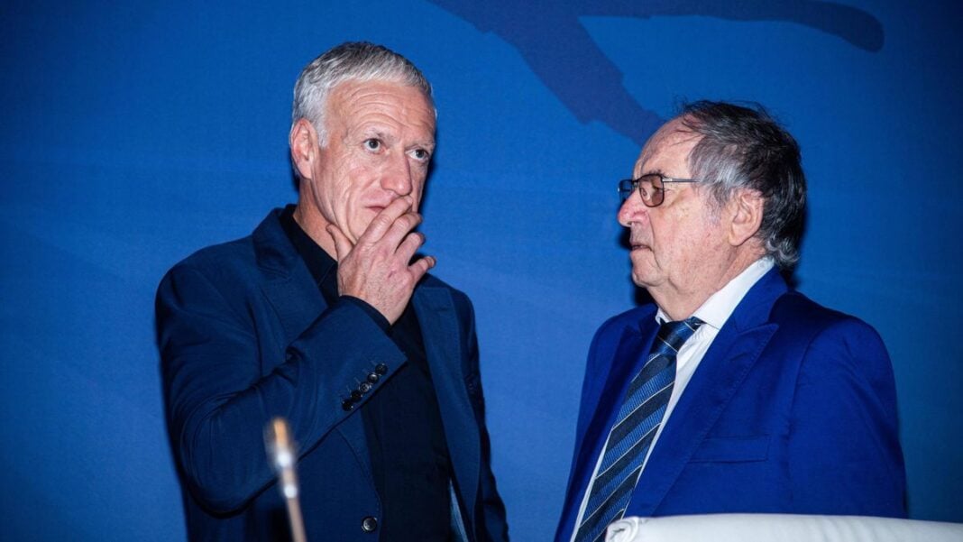 Le Graët contre Zidane : Didier Deschamps réagit Didier Deschamps et un autre homme en conversation lors d'un événement.