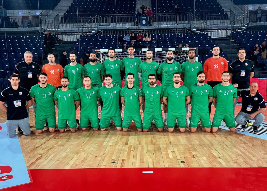 Handball/Championnat du monde : voici la liste des joueurs sélectionnés Groupe de joueurs de handball en tenue verte sur le terrain.