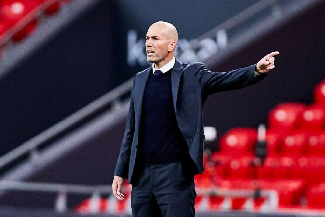 Zidane en pleine action tactique Zidane donne des instructions lors d'un match de football.