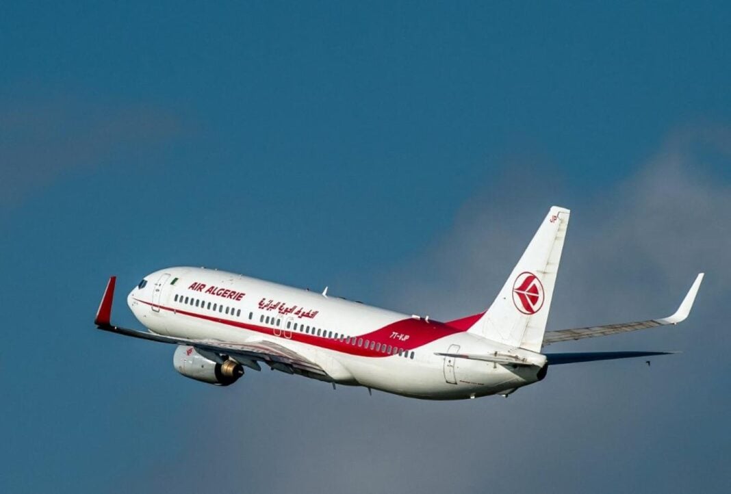 Vols été 2023 : de nouveautés dans le programme d’Air Algérie Avion Air Algérie en vol dans un ciel nuageux.