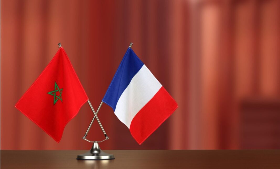 Rapprochement France-Algérie : Le Maroc voit d’un mauvais œil cette éventualité. Drapeaux du Maroc et de la France sur une table.