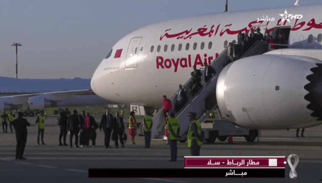 Incroyable ! L’équipe du Maroc aperçue à l’aéroport de Rabat pour rejoindre l’Algérie Passagers débarquant d'un avion Royal Air Maroc à Rabat.