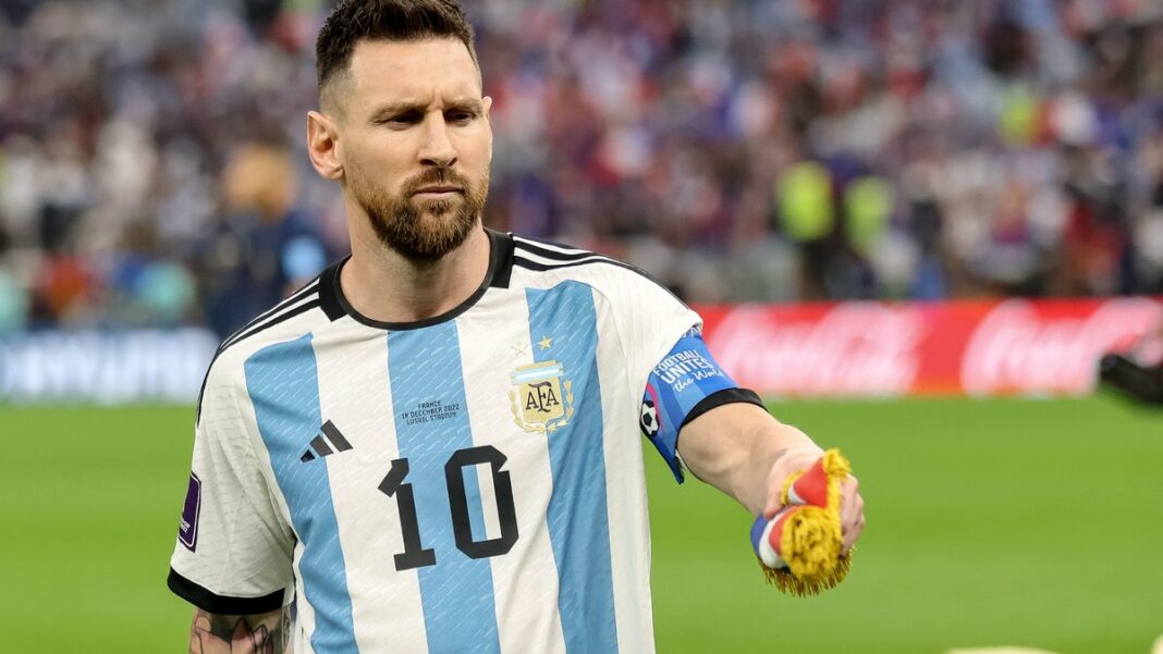 Coup de tonnerre: Lionel Messi ne prolongera pas au PSG Lionel Messi portant le maillot argentin, prêt à jouer.
